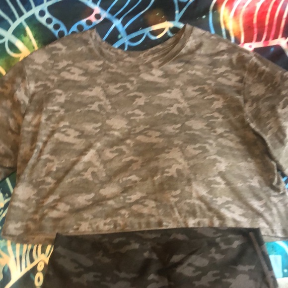 ✨2/$75 ✨ Camo Fabletics shorts and boxy crop top outfit - Picture 2 of 5
